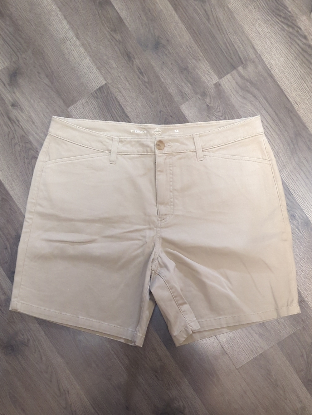 St. John's Bay size 14 tan/beige 7" chino shorts